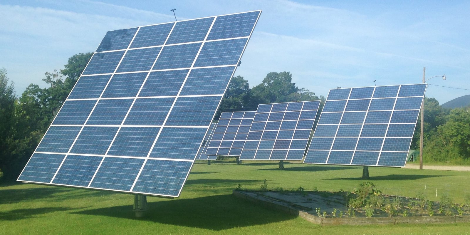 Vista aérea de residência com sistema fotovoltaico instalado no telhado