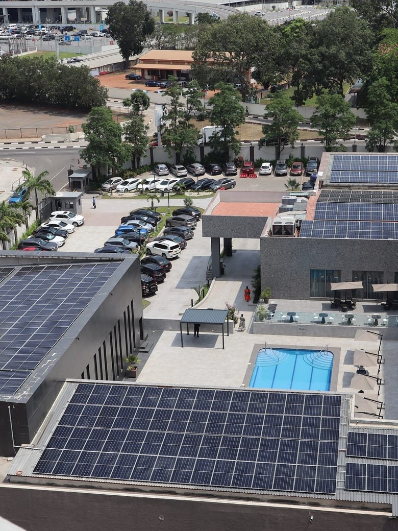 Vista aérea de cobertura comercial com sistema fotovoltaico