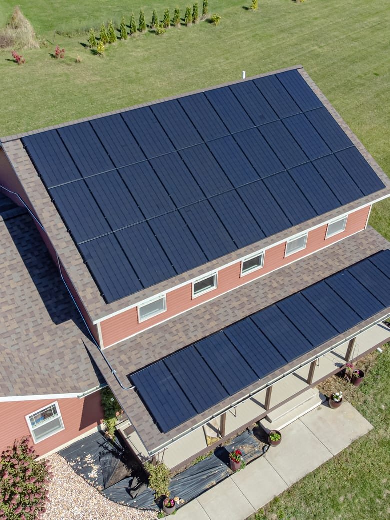 Vista aérea de residência com módulos fotovoltaicos no telhado