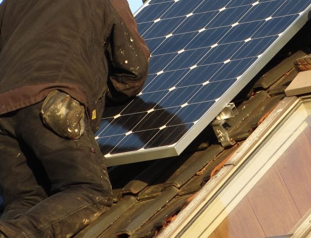 Detalhe de módulos fotovoltaicos alinhados em cobertura