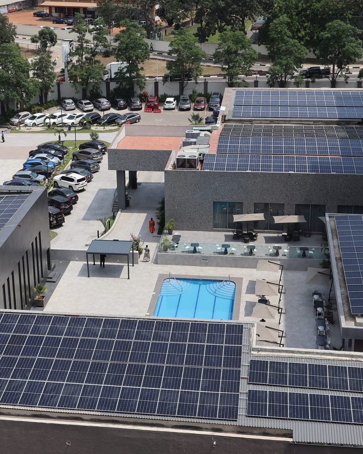 Cobertura comercial com sistema fotovoltaico vista de cima